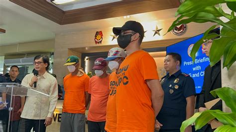 4 cops nabbed for alleged kidnapping of 3 Chinese, 1 Malaysian.